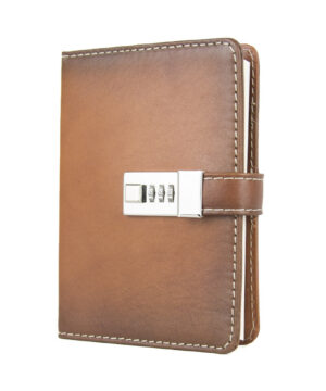 Kožený zápisník MIDDLE ručne tieňovaný s číselným zámkom vo svetlo hnedej farbe