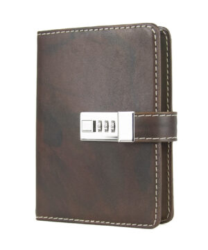 Kožený zápisník MIDDLE ručne tieňovaný s číselným zámkom v tmavo hnedej farbe