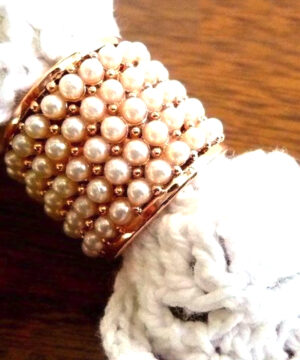 Alternative view of Malá ružovo zlatá rúrková ozdoba na šatku či šál