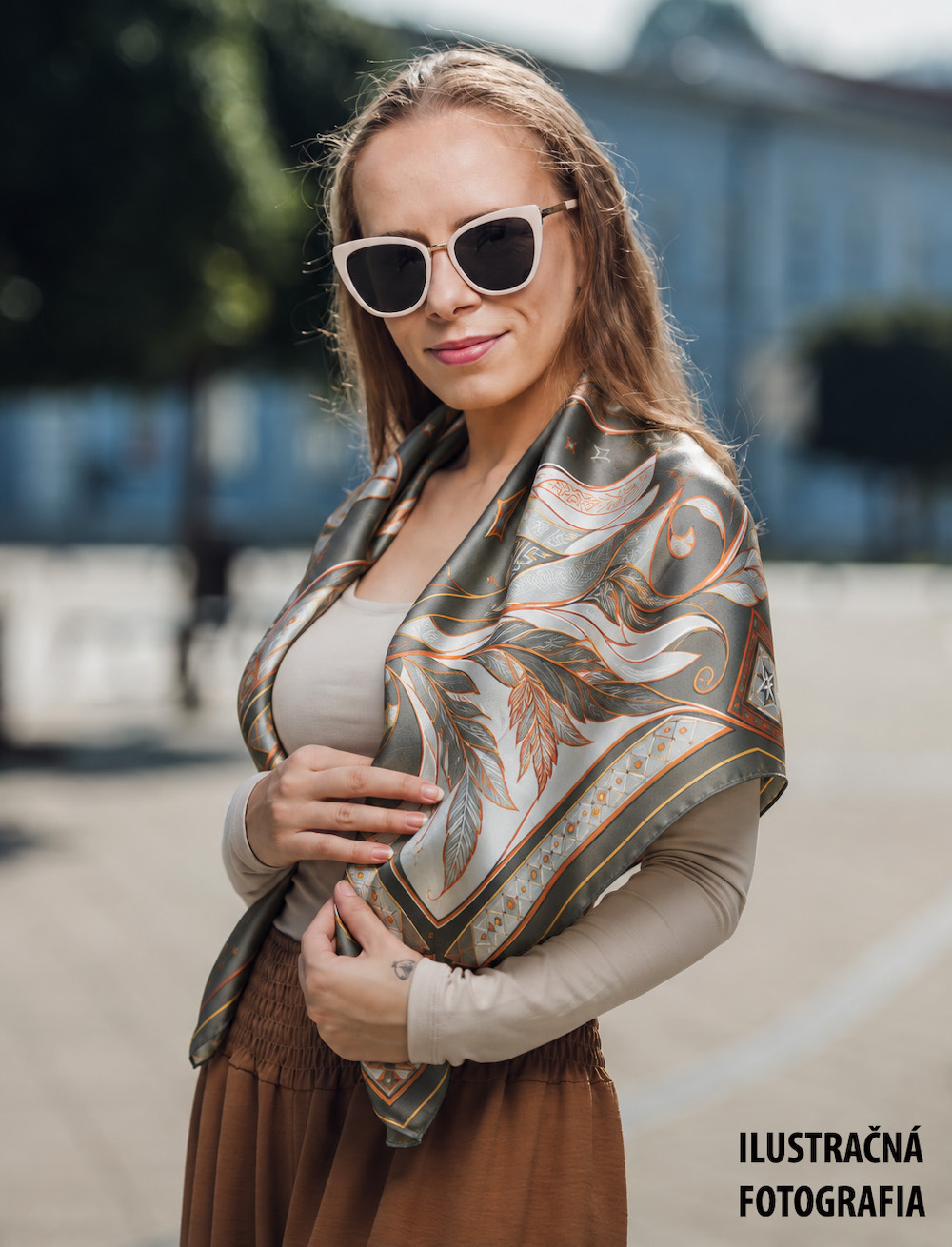 Luxusná hodvábna šatka LÍŠKA – SIVÁ, 90 x 90cm, Vyrobené na Slovensku – Obrázok 5